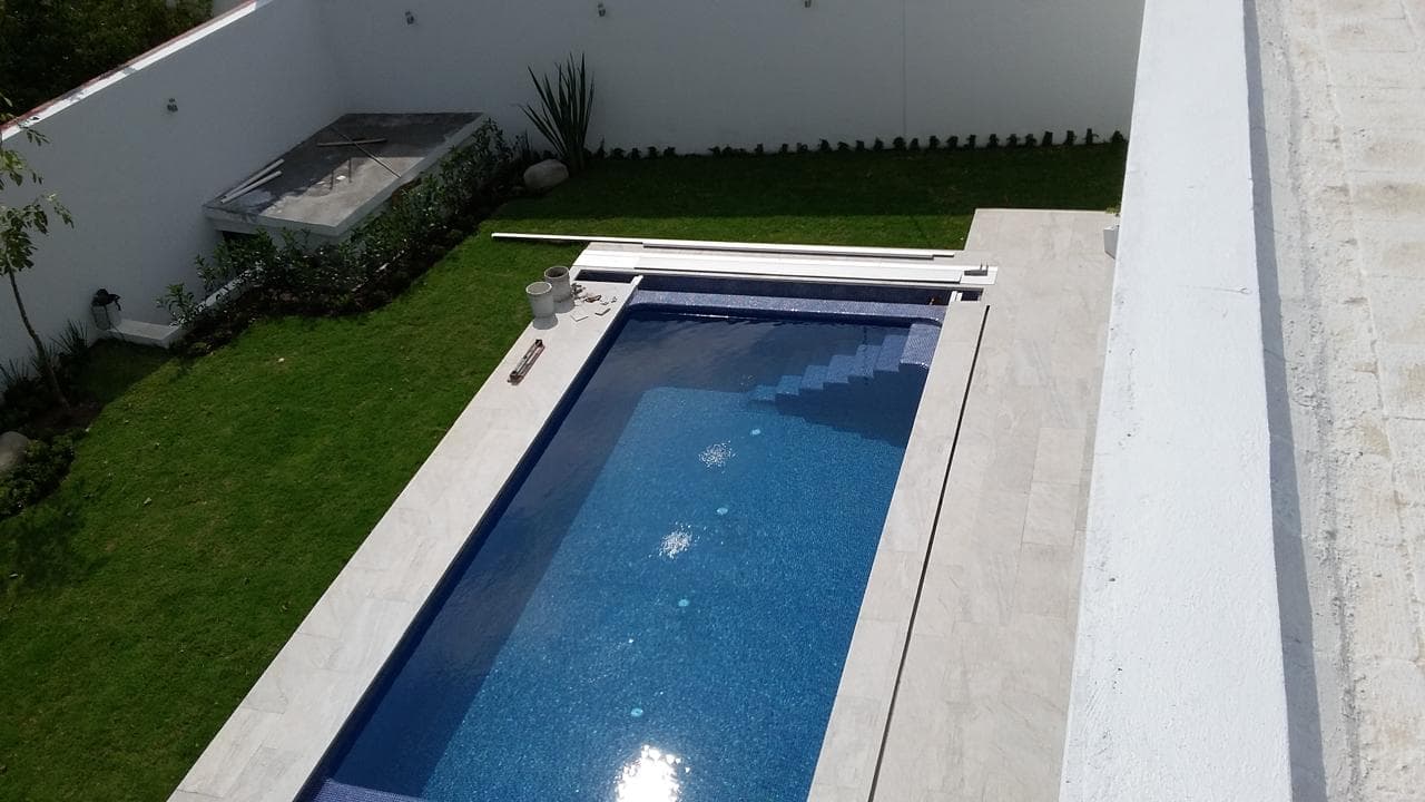 Alberca con jardín tropical — ALCO Piscinas Guadalajara
